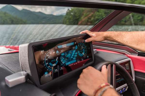 2016-23LSV_on-water-detail_dash2_lowres