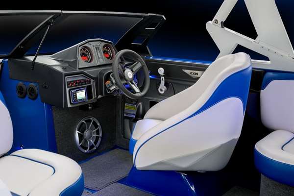 2016-Axis_T22_studio-cockpit_lowres