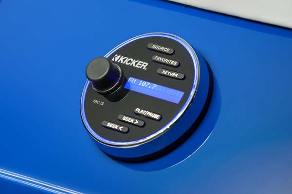 2016-Axis_T22_studio-transom-remote_lowres