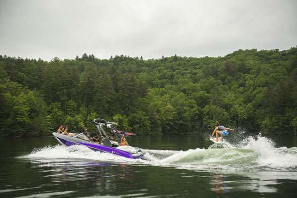 2019_Malibu_20_VTX_Surfer