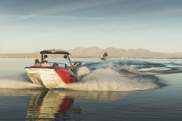 2019_Malibu_21MLX_Wakeboarding