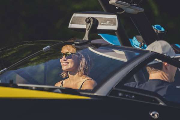 2019_Malibu_21VLX_Mum_at_Helm