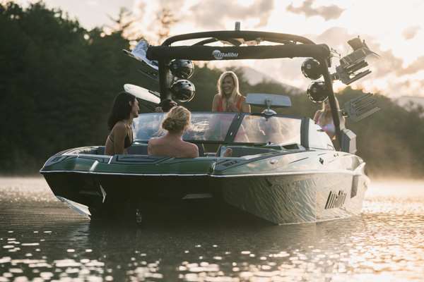 23_mxz_2021_on_Lake_with_Friends